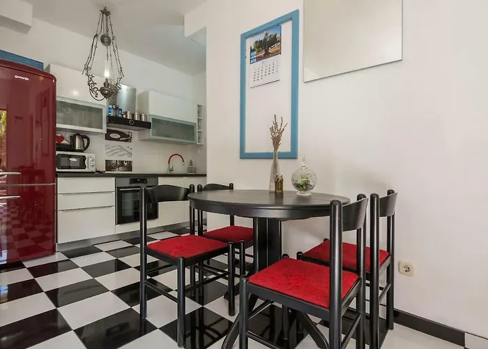 Black And White Chill Out Apartment *