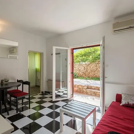 Black And White Chill Out Apartment Komiza