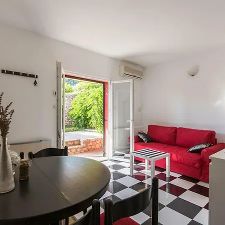 Black And White Chill Out Komiza