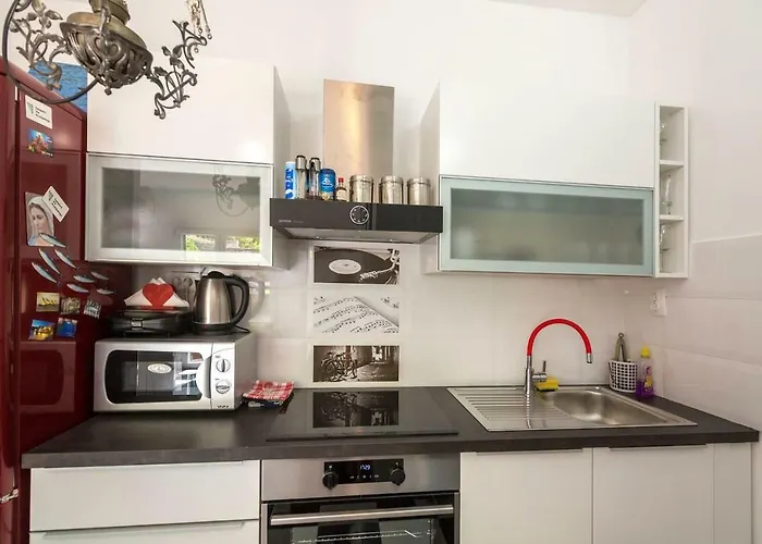 아파트 Black And White Chill Out 코미자